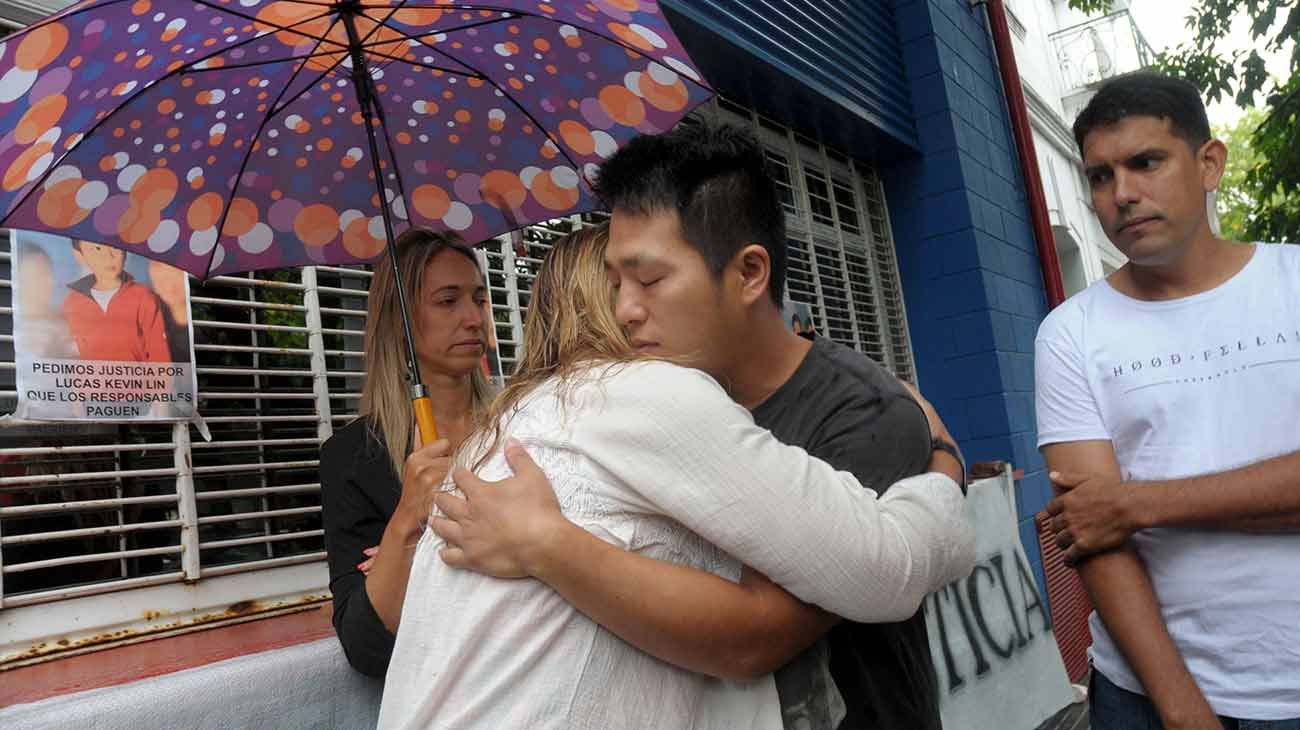 Familia y amigos de Lucas Kevin Lin, el nene de cinco años que murió ahogado en la pileta de la colonia del Colegio Lincoln, se concentraron esta mañana en la puerta del establecimiento para exigir que "cumpla con sus obligaciones legales", ya que ayer anunció que hoy "retornaría a las actividades recreativas". 