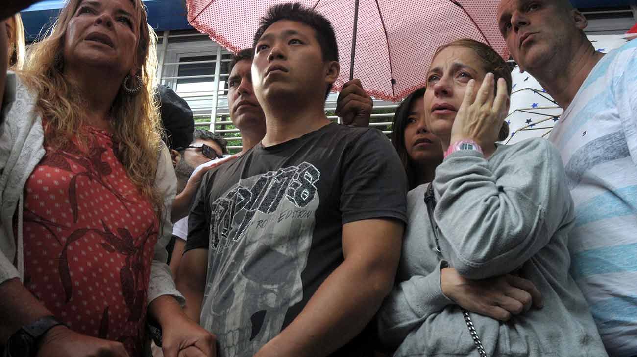 Familia y amigos de Lucas Kevin Lin, el nene de cinco años que murió ahogado en la pileta de la colonia del Colegio Lincoln, se concentraron esta mañana en la puerta del establecimiento para exigir que "cumpla con sus obligaciones legales", ya que ayer anunció que hoy "retornaría a las actividades recreativas". 