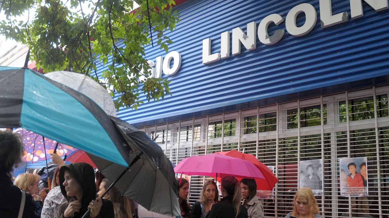 Familia y amigos de Lucas Kevin Lin, el nene de cinco años que murió ahogado en la pileta de la colonia del Colegio Lincoln, se concentraron esta mañana en la puerta del establecimiento para exigir que "cumpla con sus obligaciones legales", ya que ayer anunció que hoy "retornaría a las actividades recreativas". 