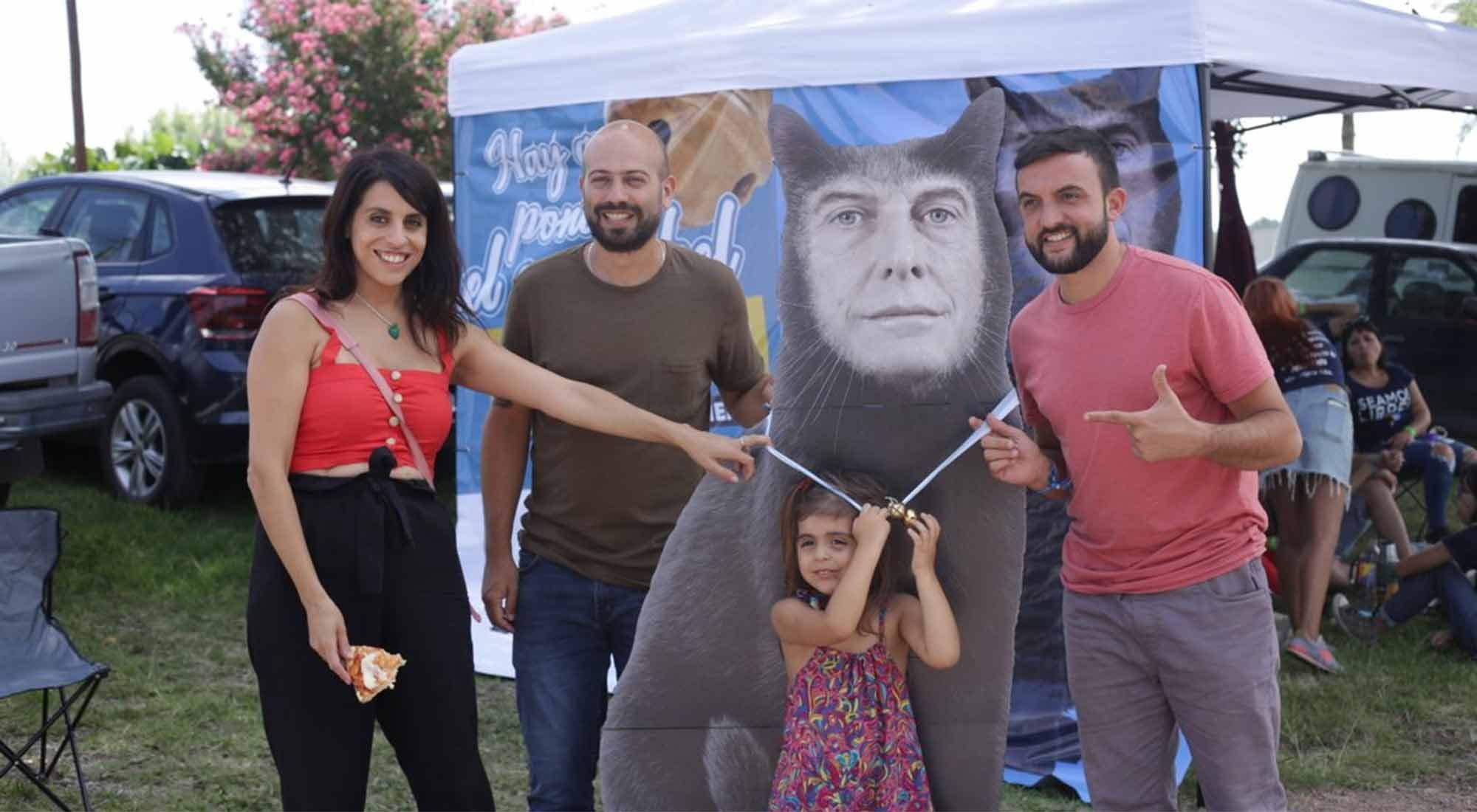 La diputada Victoria Donda hizo campaña en el Cosquín Rock para que Mauricio Macri no sea reelecto en 2019.