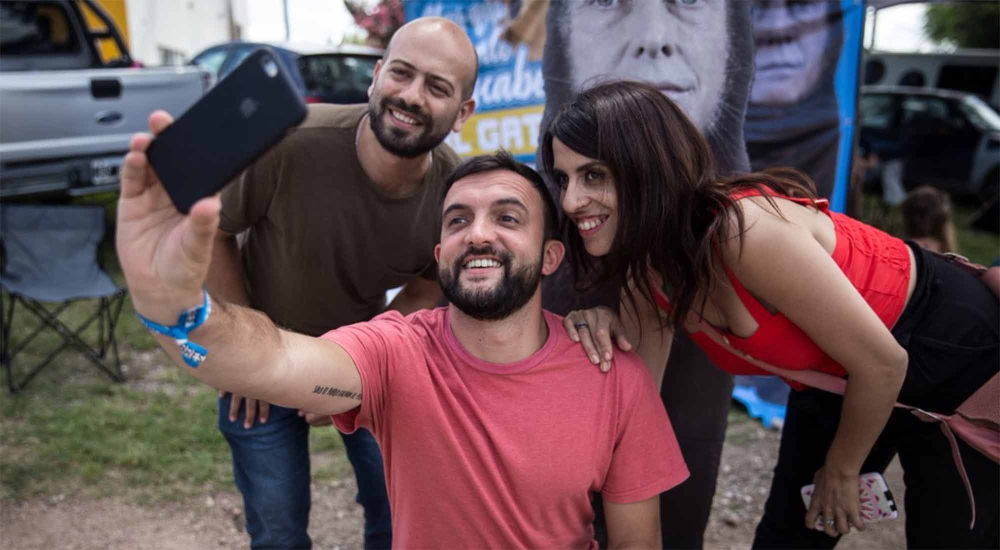 La diputada Victoria Donda hizo campaña en el Cosquín Rock para que Mauricio Macri no sea reelecto en 2019.