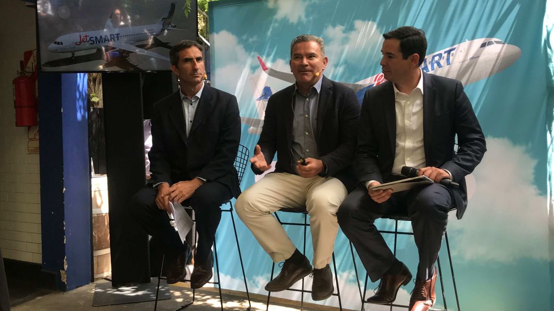 JetSMART executives announce promotions with the company's launch in Argentina. Left to right: Gonzalo Perez Corral, General Manager; Estuardo Ortiz, CEO; Victor Mesía, COO.