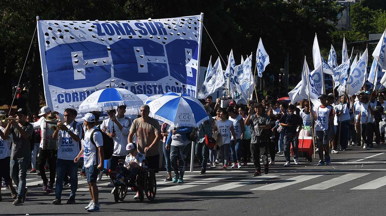 Organizaciones sociales marchan hacia el Ministerio de Desarrollo Social