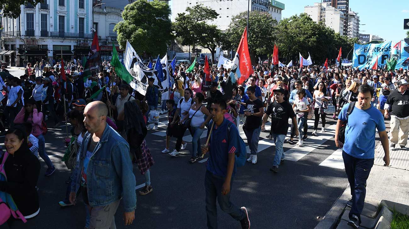 Organizaciones sociales marchan hacia el Ministerio de Desarrollo Social