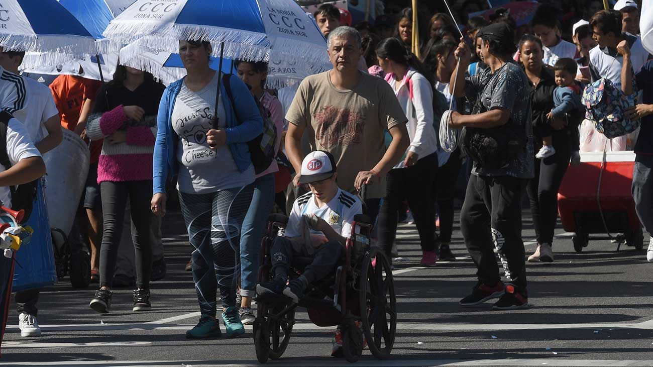 Organizaciones sociales marchan hacia el Ministerio de Desarrollo Social