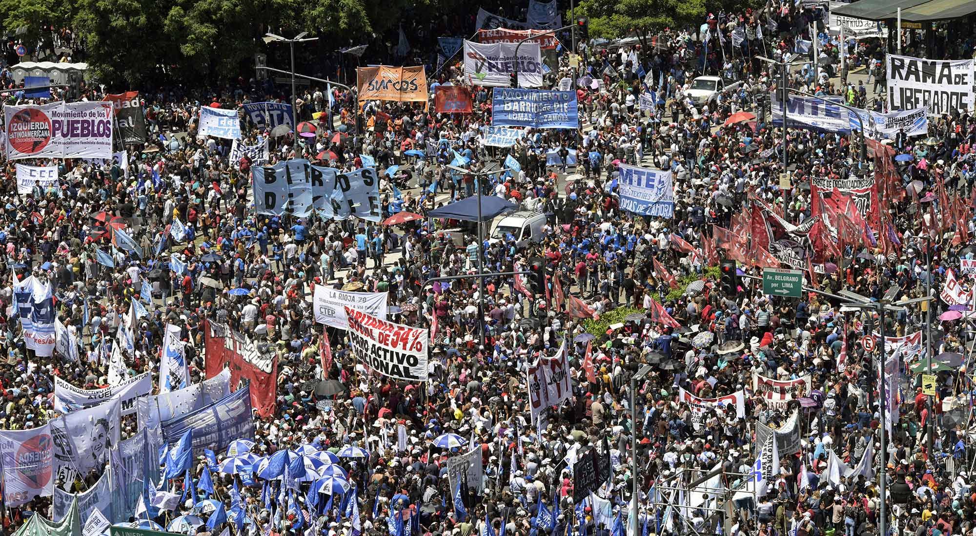 Organizaciones sociales marcharon al Obelisco contra el gobierno