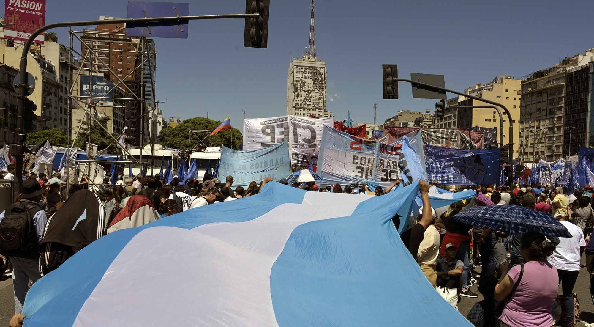 Organizaciones sociales marcharon al Obelisco contra el gobierno