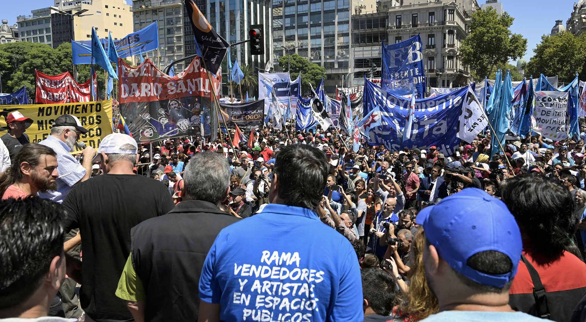 Organizaciones sociales marcharon al Obelisco contra el gobierno