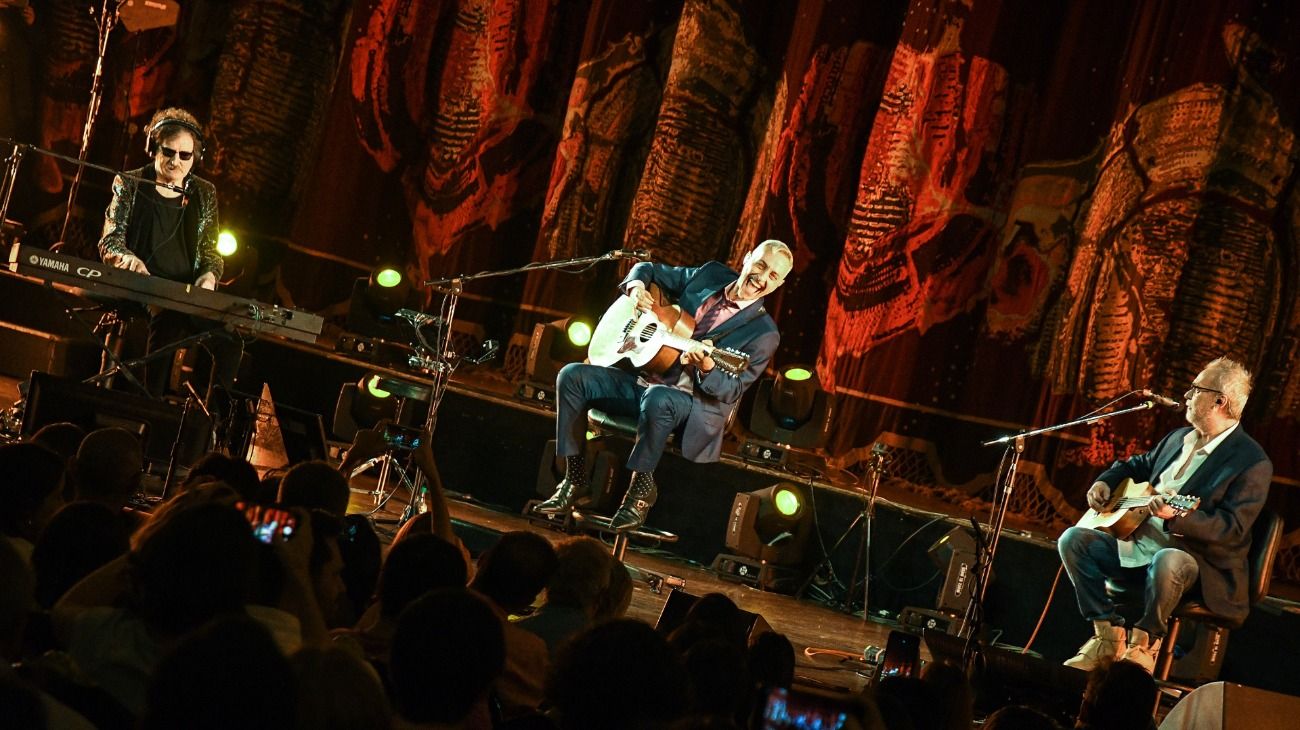 En el marco de un concierto de Pedro Aznar en el teatro Colón la noche del miércoles, como cierre de su gira Resonancia, se produjo un encuentro histórico. 