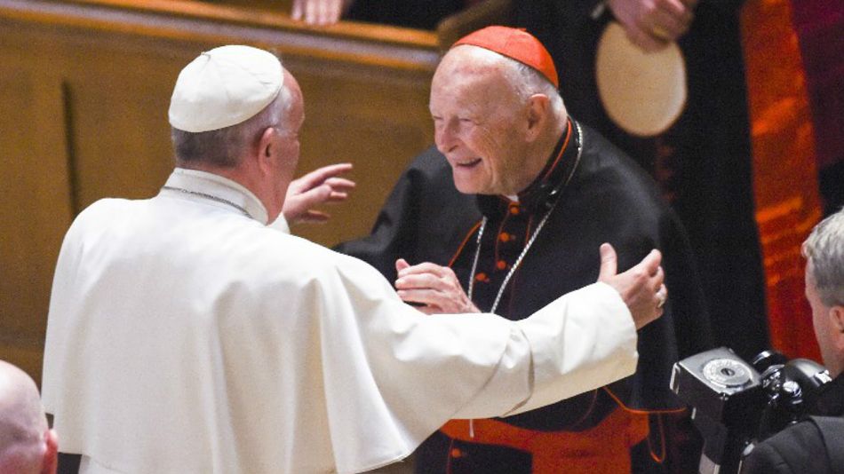 El Papa saluda al cardenal Theodore McCarrick en 2015, en Washington.