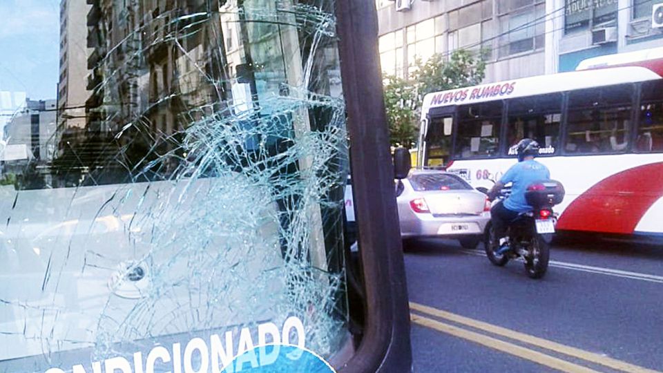 Atropellado. Este martes un colectivo arrolló a un peatón en la intersección más conflictiva. La víctima fue asistida por el SAME.