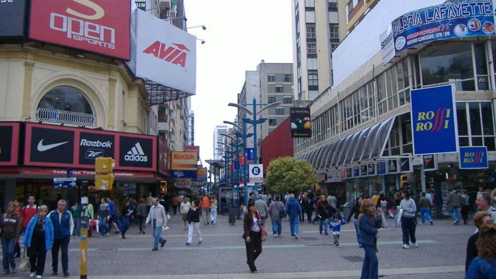El centro marplatense, una postal de turismo en la Argentina.