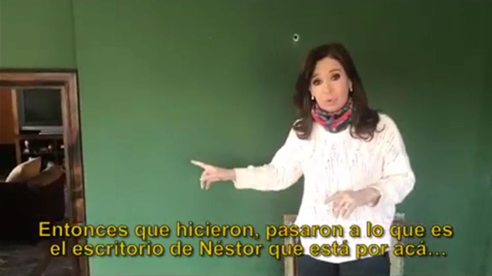 Cristina mostrando su casa