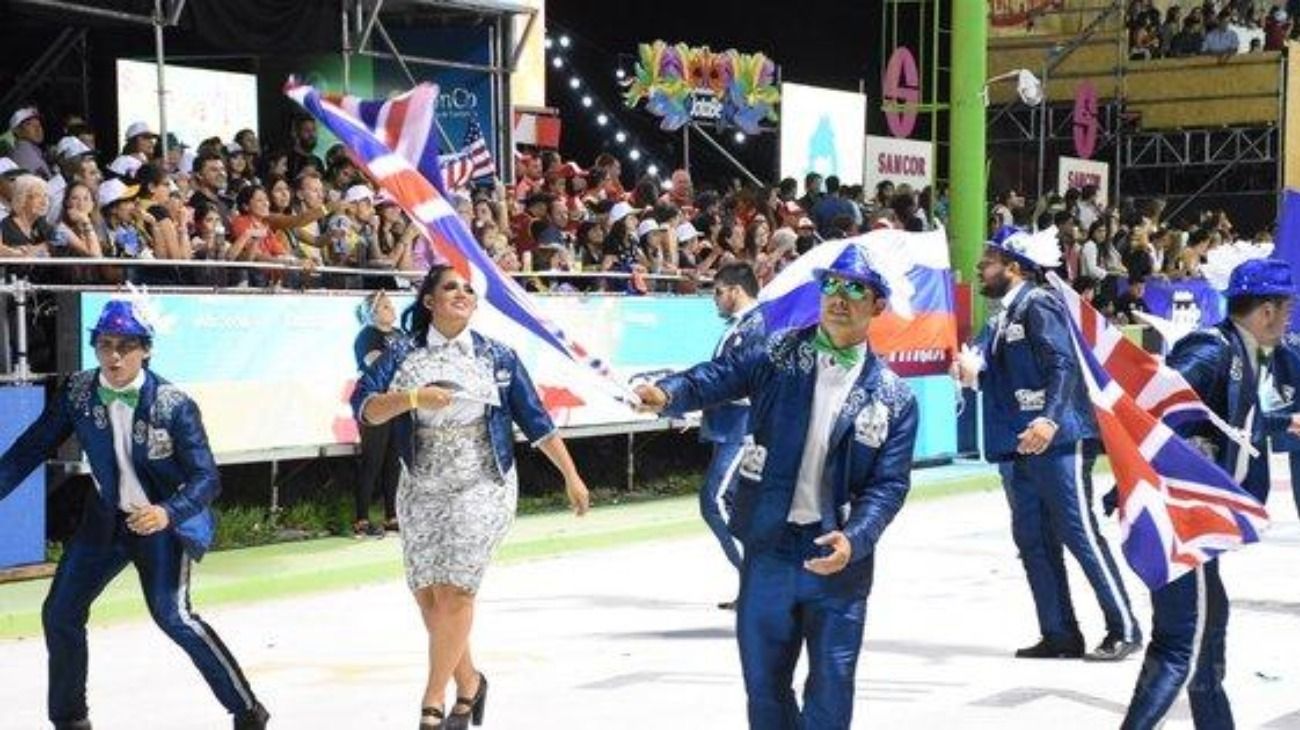 En la representación de la comparsa Arandú Beleza sobre las potencias mundiales; sus miembros hacen flamear las banderas británicas.