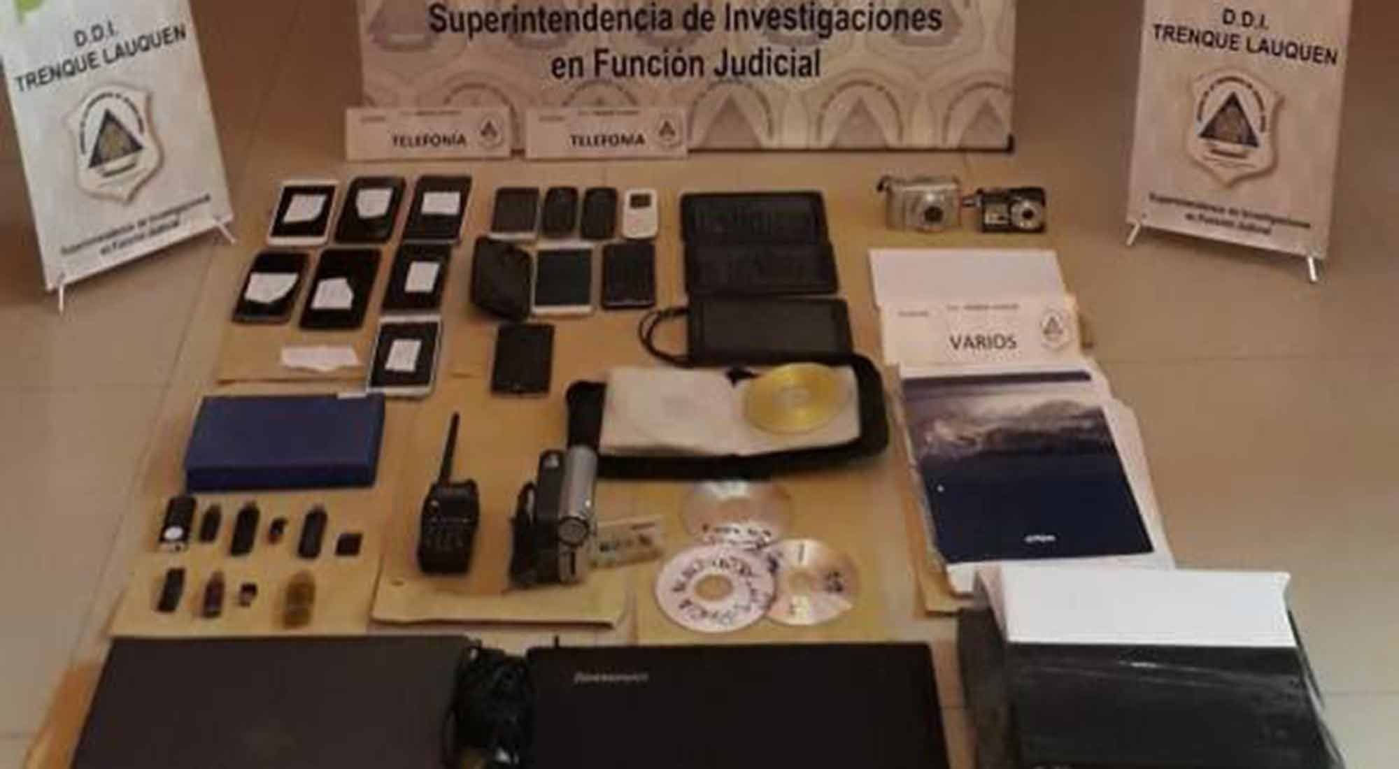 En el allanamiento en la casa del acusado, la policía secuestró celulares, un handy, una Tablet, agenda con anotaciones manuscritas, cámaras de seguridad para su análisis y demás elementos de interés.