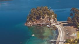 Cómo disfrutar de toda la naturaleza que ofrece Bariloche: rafting, kayak, cabalgatas, 600 km de senderos y más de 10 refugios de montaña.