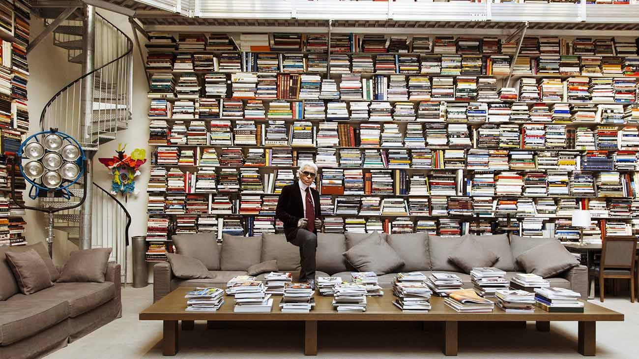 Karl Lagerfeld y su colosal bibiblioteca, nutrida por 300 mil títulos. 