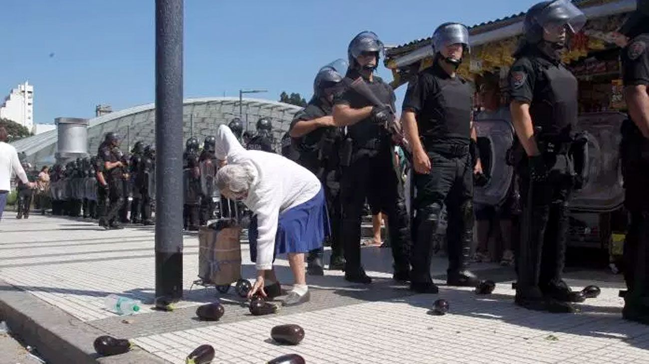 La imagen de la mujer que levanta una berenjena luego de un verdurazo en Constitución, se viralizó rápidamente.