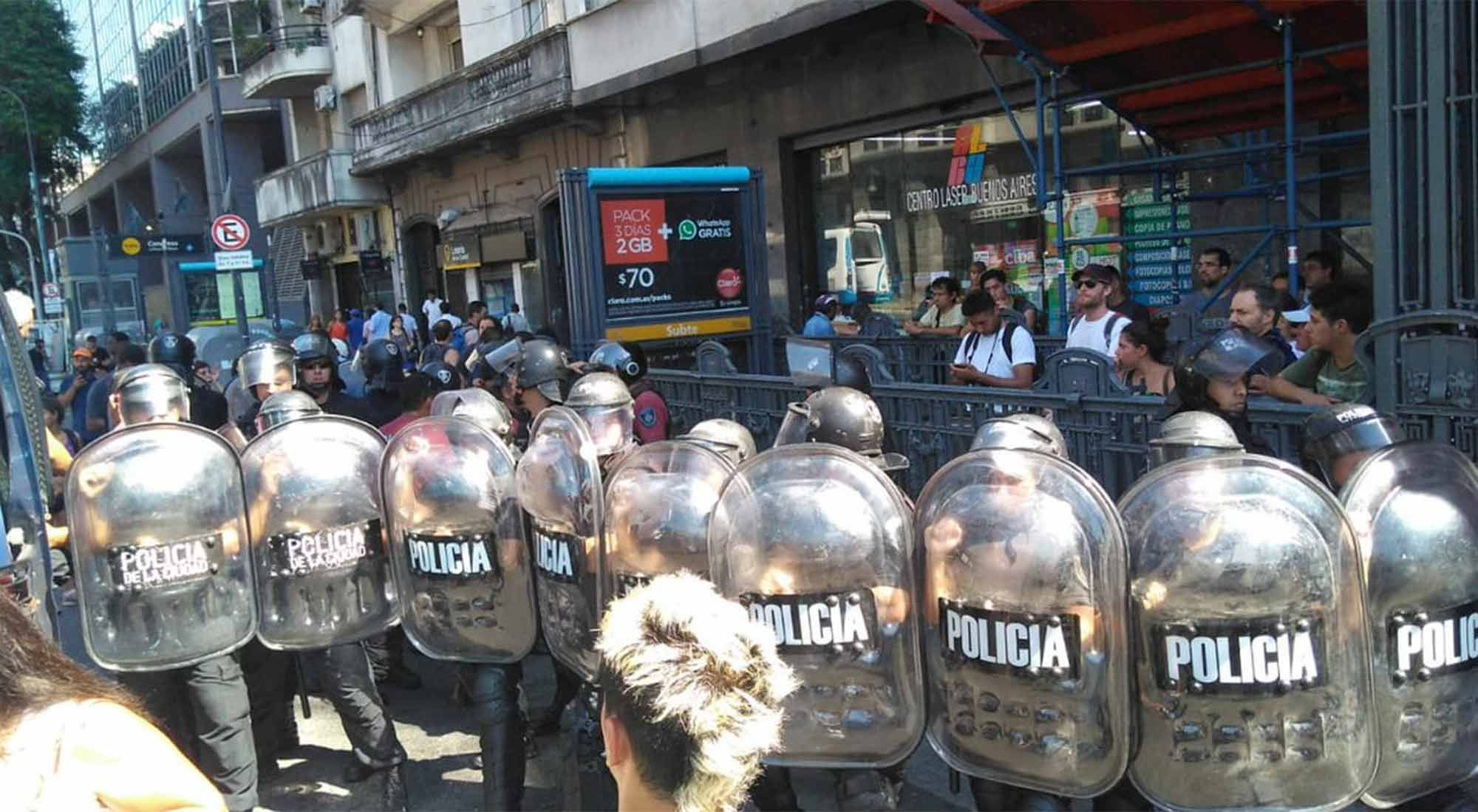 Incidentes y detenidos en una protesta de trabajadores de la empresa Madigraf frente al Congreso.