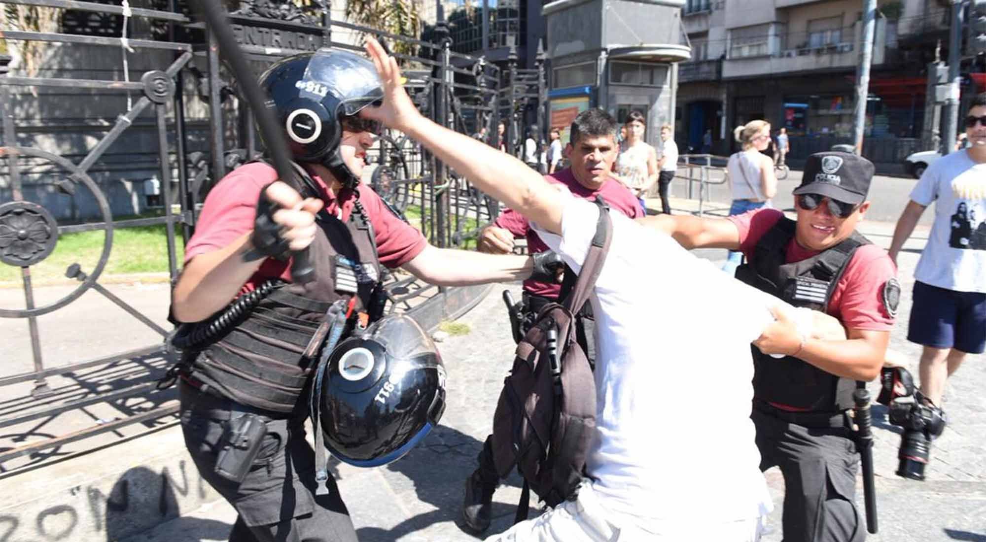 Incidentes y detenidos en una protesta de trabajadores de la empresa Madigraf frente al Congreso.