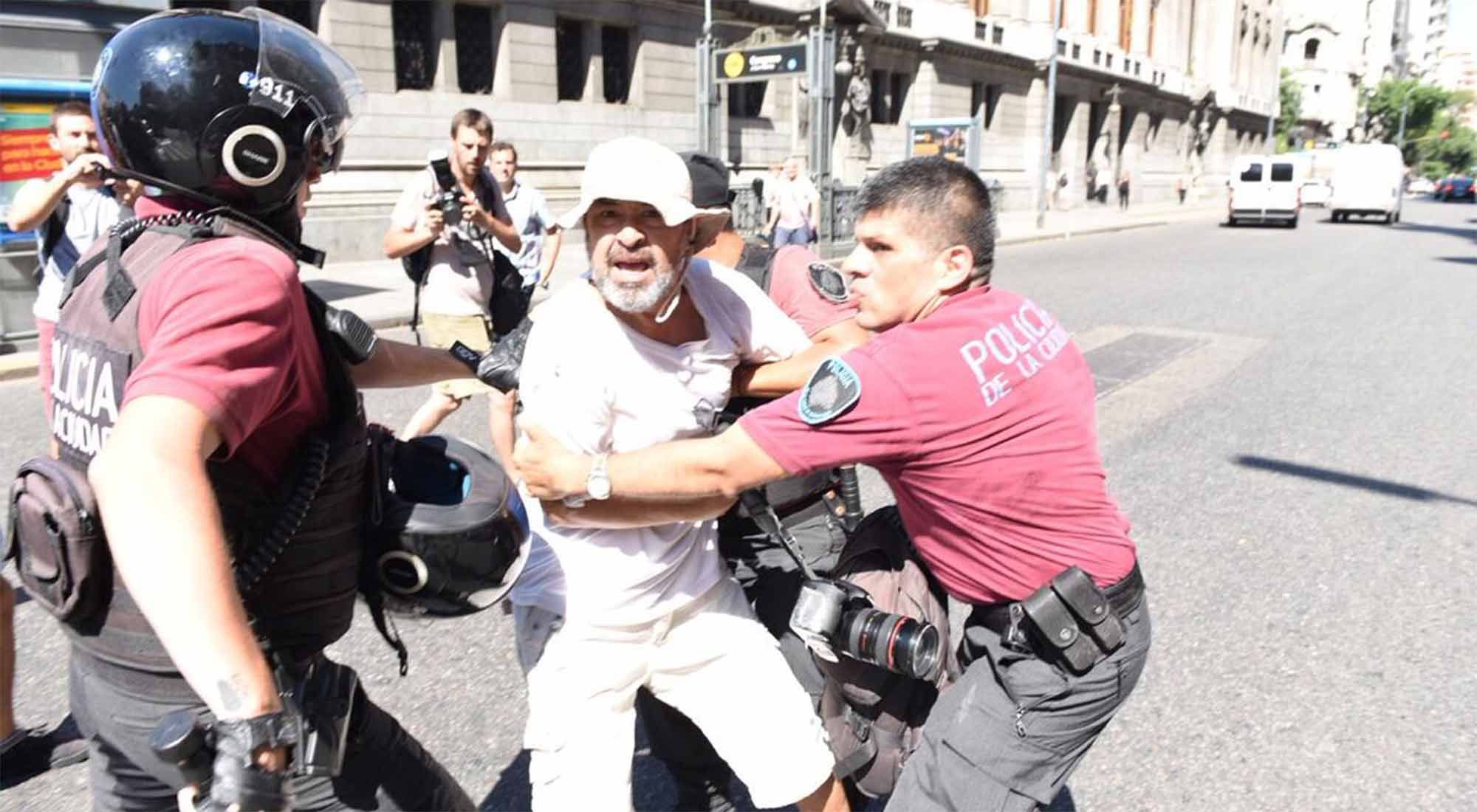 Incidentes y detenidos en una protesta de trabajadores de la empresa Madigraf frente al Congreso.