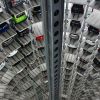 El emblemático ascensor de Autostadt que entrega autos en la fábrica de Volkswagen en Wolfsburgo, Alemania. 