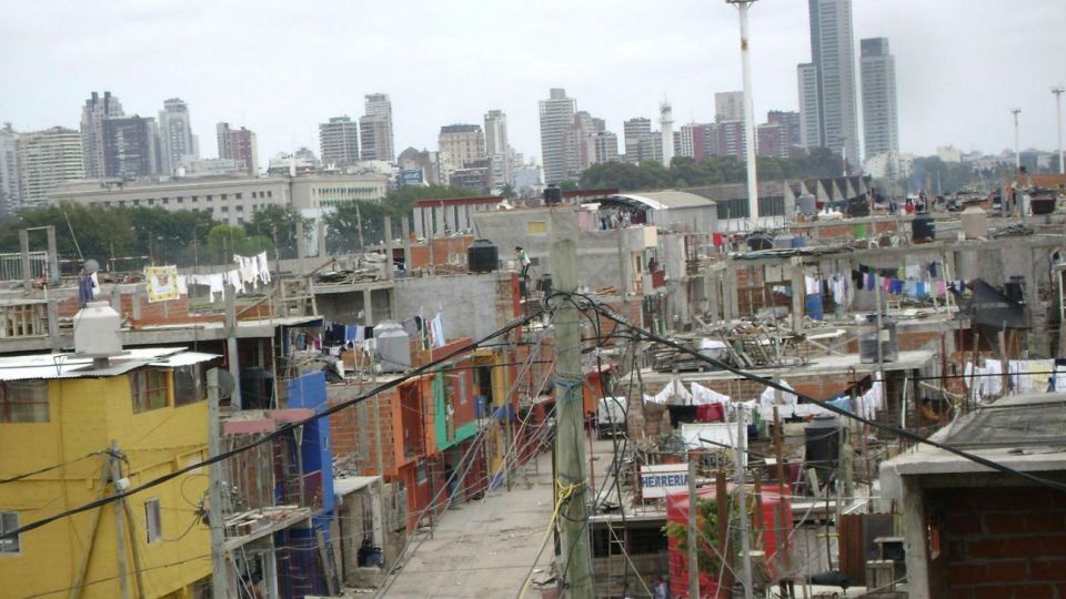 Mucho y poco. Es imprescindible para la democracia resolver la inequidad social.