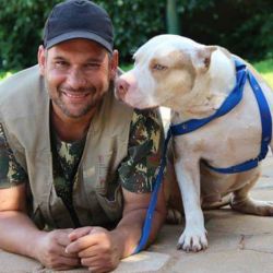 Jorge Pereira, creador de Busca Pet, protagoniza un reality en el que se refleja su trabajo en la localización de animales extraviados y en el entrenamiento de sus canes para esa tarea.