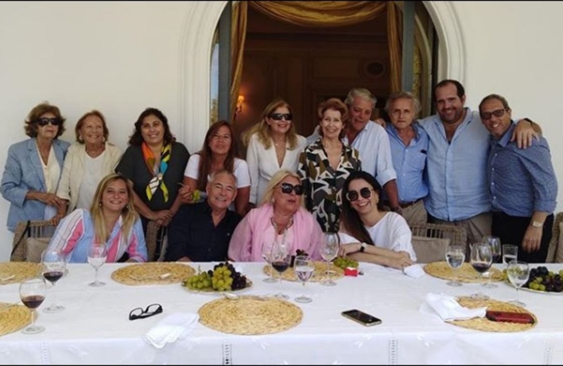 Reunión en la Residencia del embajador argentino en Uruguay Mario Domingo Barletta , con uruguayos y argentinos , festejando la unidad rioplatense. Con Elisa Carrió, Marina Zuvic, Paula Oliveto y otros.