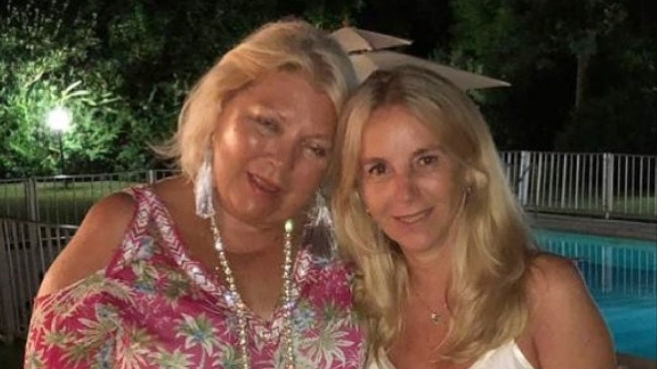 Elisa Carrió en Punta del Este con Dolores Mitre. 