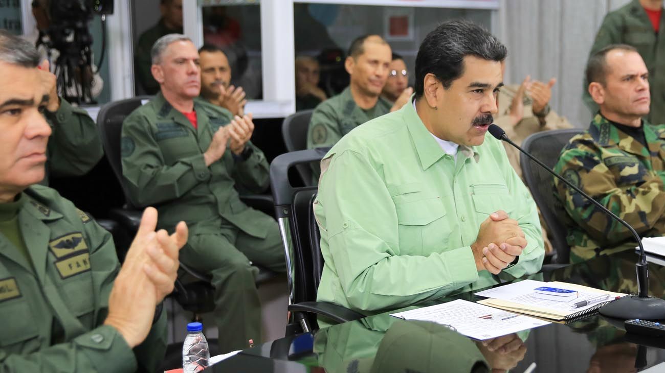 uniformados y civiles. Cada uno se mostró junto a su principal respaldo. Nicolás Maduro anunció rodeado del alto mando el cierre total de las fronteras. El “presidente encargado” marchó hacia la frontera con Colombia. 