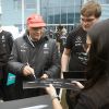 Niki Lauda firmando autógrafos.
