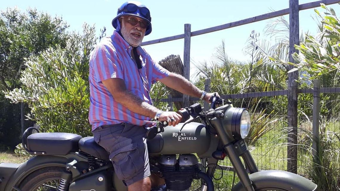 El negro Oscar Gonzales Oro junto a su nueva pareja