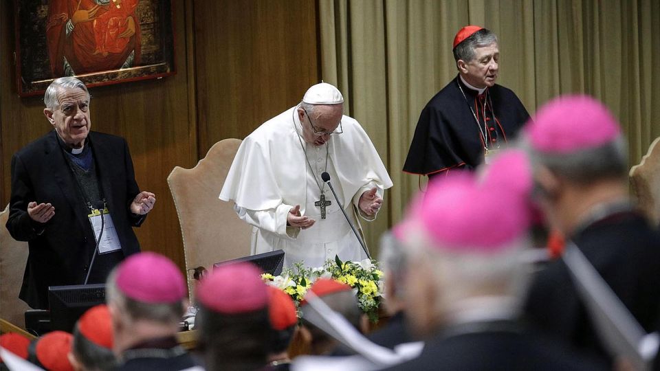 oracion. Francisco reza en la apertura de los debates de ayer. Víctimas de los abusos conmovidos durante un encuentro con la prensa.