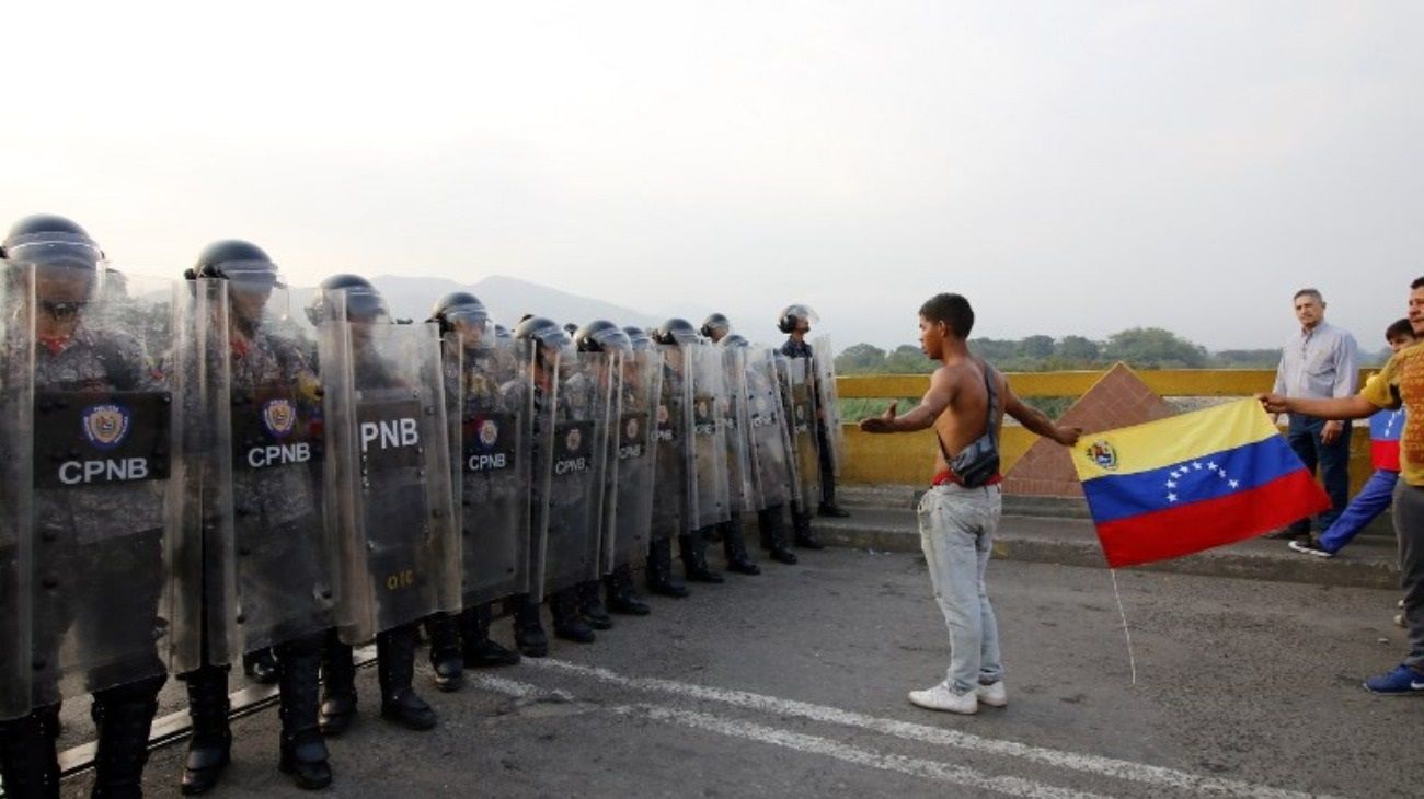 Enfrentamiento entre militares chavistas y manifestantes en la frontera de Venezuela con Colombia