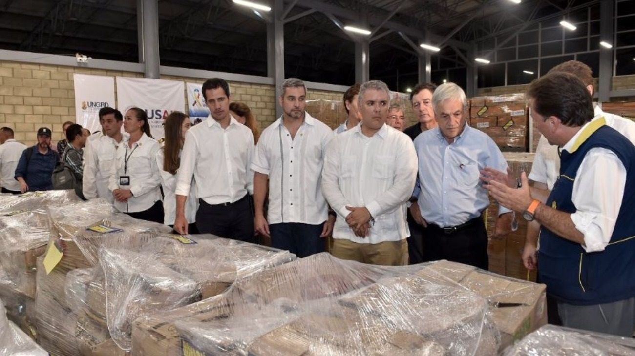 El líder opositor venezolano Juan Guaidó; el presidente de Paraguay, Mario Abdo; el de Colombia, Iván Duque; y el de Chile, Sebastián Piñera en un centro de acopio de ayuda humanitaria. 