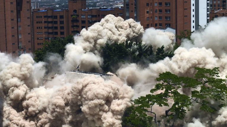 El emporio construido por el líder del temido cártel de Medellín dejó en la ciudad sitios que hoy día son una atracción para los turistas, en especial extranjeros. Uno de ellos fue derribado con detonación controlada.