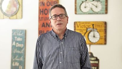 Aira. Dice Becerra: “La literatura contagiosa de Aira traslada a la lectura la experiencia de la escritura que no puede parar”.