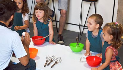 En acción. Las clases duran una hora y media, donde aprenden recetas, pero también juegan entre ellos.