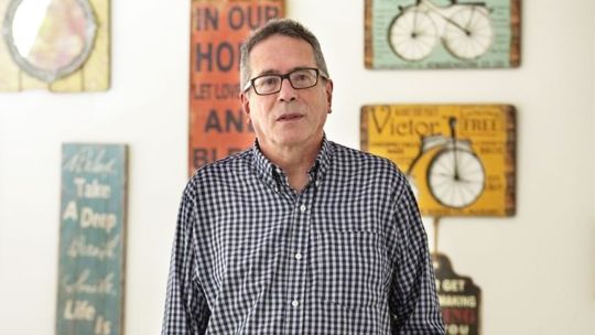Aira. Dice Becerra: “La literatura contagiosa de Aira traslada a la lectura la experiencia de la escritura que no puede parar”.