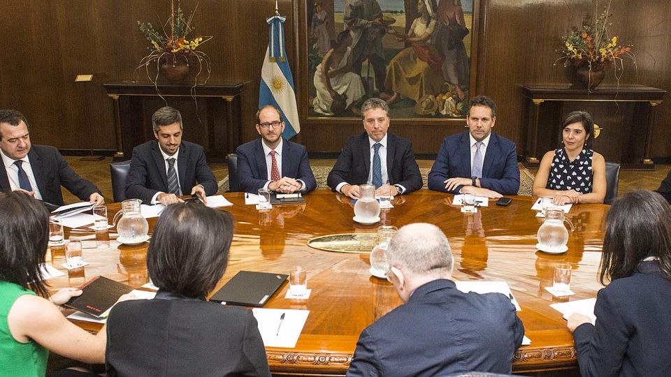 FIN DE GIRA. Ayer, Nicolás Dujovne, Miguel Braun y Guido Sandleris, con referentes del FMI. El jueves fueron a ver a la CGT.