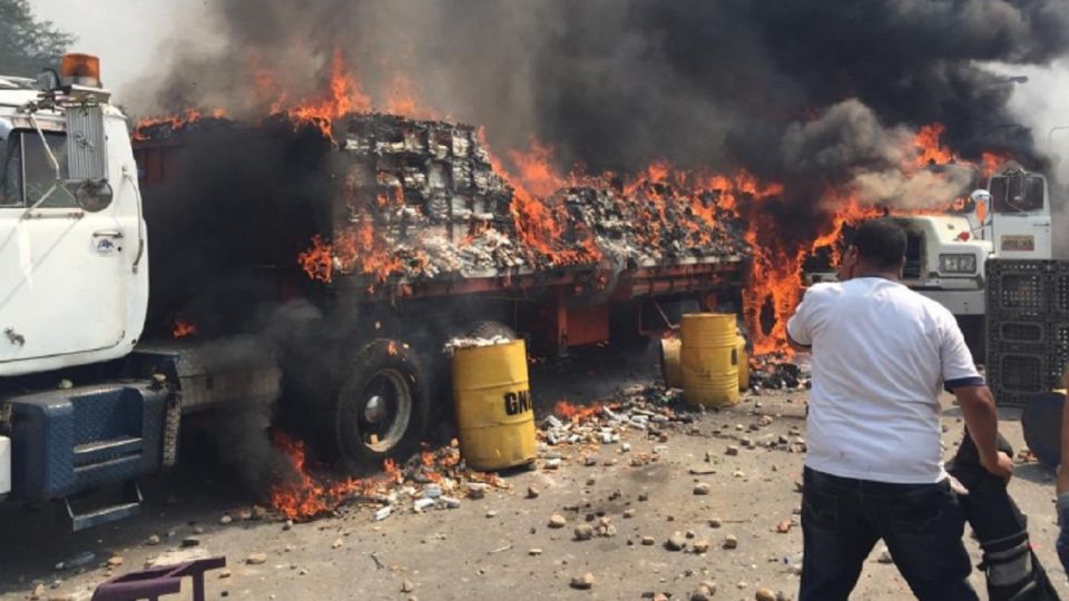 Camiones con ayuda humanitaria incendiados en la frontera entre Venezuela y Colombia