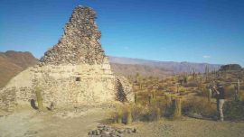 Restos de una antigua construcción en piedra.