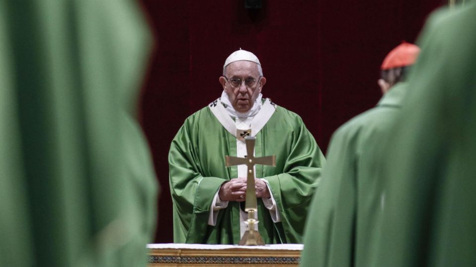 El Papa Francisco en la celebración eucarística en el Salón de la Regia del Palacio Apostólico en el Vaticano.