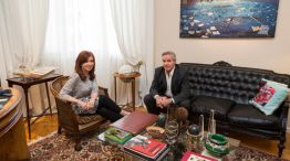 La expresidenta Cristina Kirchner recibió a Felipe Solá en su casa de Recoleta.