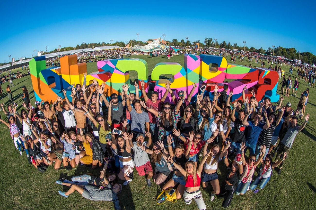 Lollapalooza es arte, desde su punto de partida que es el lineup. Cada año, artistas con diferentes estilos lo intervienen y le dan vida a un poster distintivo, icónico que es representativo del espíritu de cada edición.