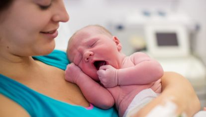 La tasa de mortalidad infantil descendió casi medio punto