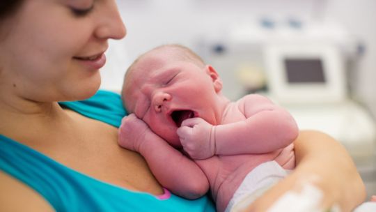 La tasa de mortalidad infantil descendió casi medio punto