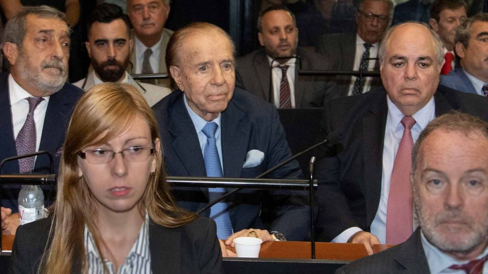 Carlos Menem durante la lectura del veredicto en el juicio por el presunto encubrimiento del atentado a la AMIA.