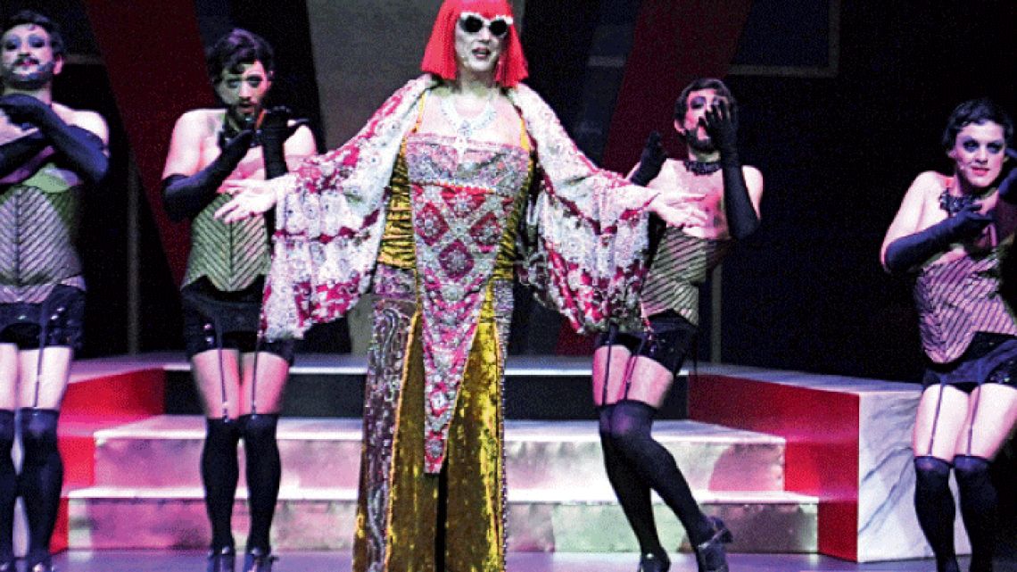 la-dama-de-las-rosas